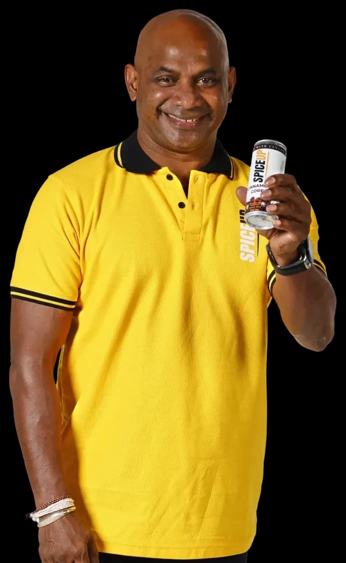 Brand ambassador holding a can of SPICEUP Cinnamon Core