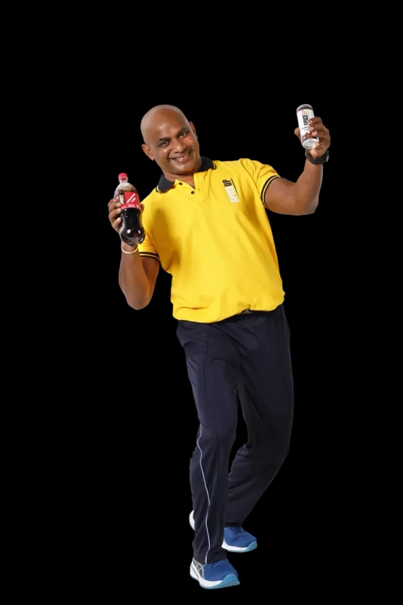 Brand ambassador holding out a SPICEUP can and a 1L Cinnamon Core bottle
